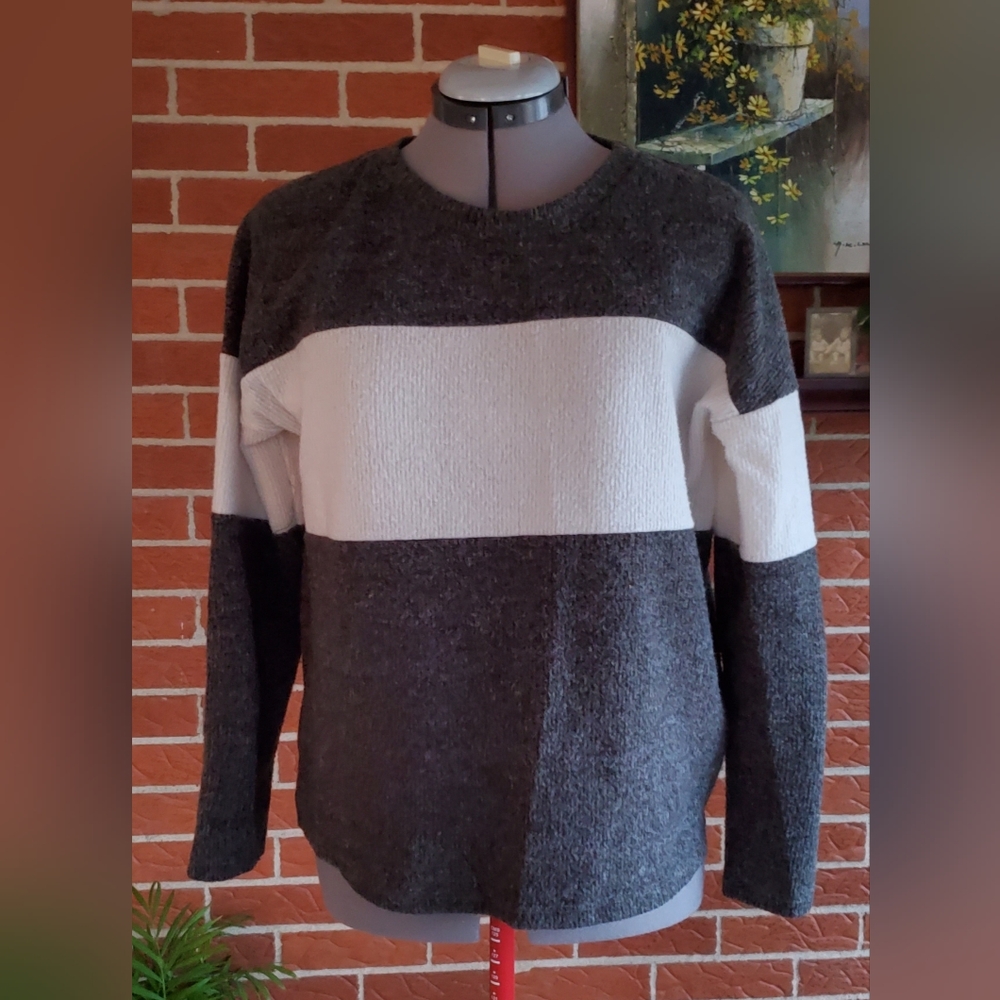 Carly Jean of Los Angeles Sweater size S